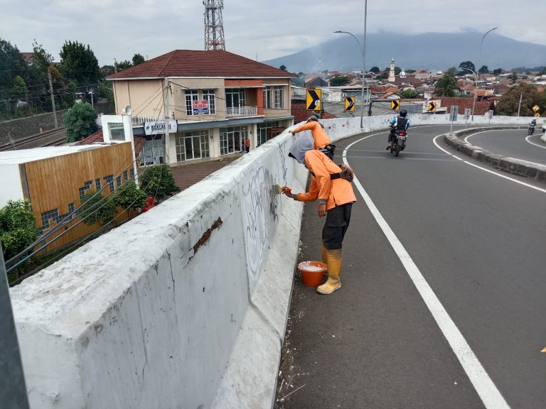 Terima Laporan, Coretan Vandalisme di Flyover Martadinata Bogor Langsung Dihapus