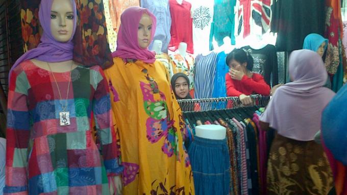 Jelang Lebaran, Penjual Baju di Pasar Cibinong Banjir Pembeli