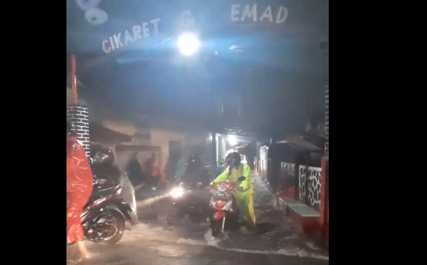 Bogor Diterjang Banjir, Hantam Pemotor hingga Terendam di Tengah Jalan