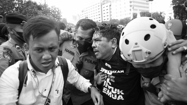 Demo 11 April Chaos, Ade Armando Babak Belur di Tengah Demo