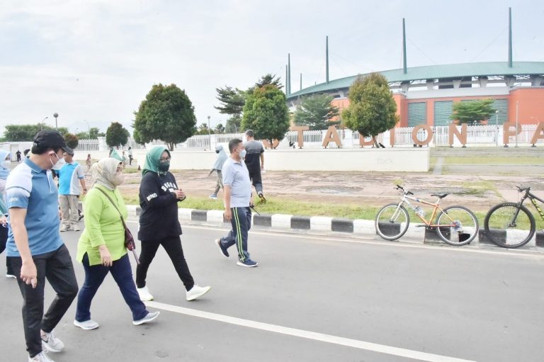 Menuju Endemi, Bupati Bogor Lakukan Jalan Sehat Bersama Jajaran Pemkab Bogor di Stadion Pakansari