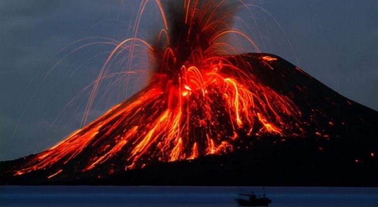 Naik Status Siaga Level 3, Gunung Anak Krakatau Kembali Keluarkan Erupsi