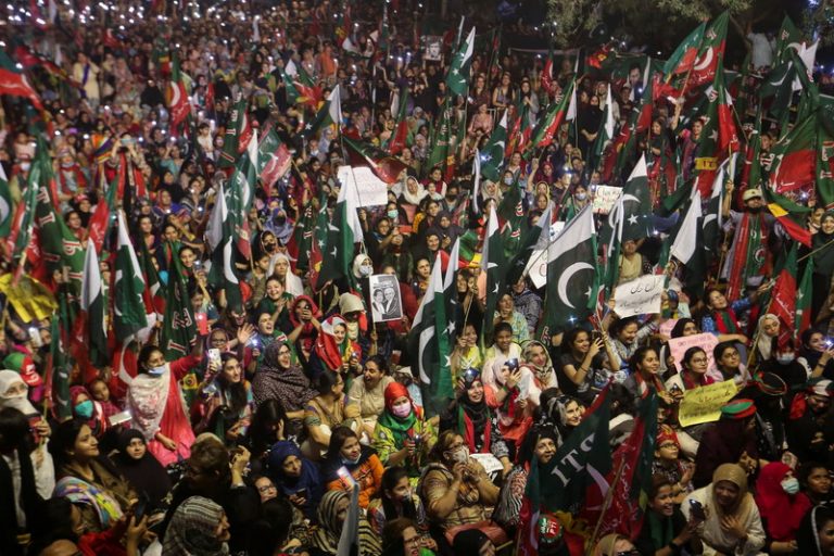 Tak Terima PM Digulingkan, Ribuan Pendukung Imran Khan Kepung Kota di Pakistan