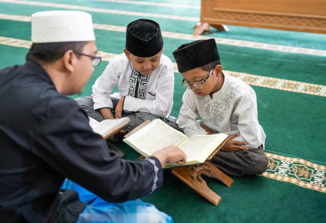 5 Adab yang Harus Diperhatikan Sebelum Membaca Al-Qur’an