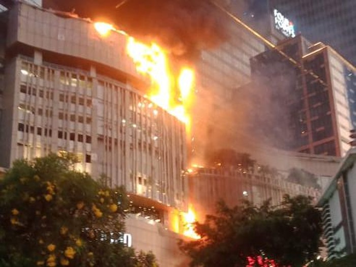 Tunjungan Plaza Alami Kebakaran Hebat, 13 Damkar Diturunkan