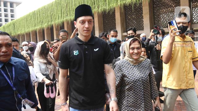 Gunakan Kopiah Hitam, Mesut Ozil Sholat Jumat di Masjid Istiqlal