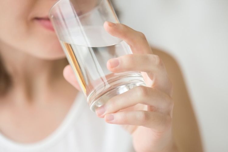 Sederet Manfaat Minum Air Putih saat Pagi Hari