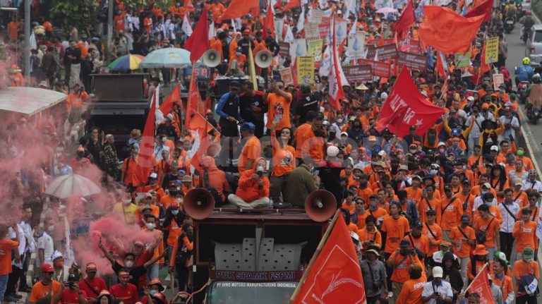 Peringati May Day Buruh Geruduk DPR, Ancam Mogok Tiga Hari!