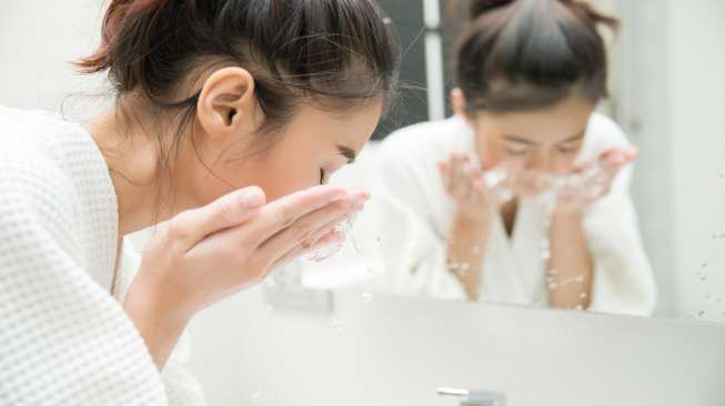 
 Ilustrasi mencuci wajah.(Shutterstock/Suara.com/Bogordaily.net)
