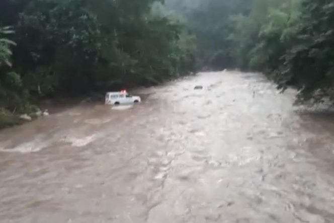 
 Nampak Ambulans Sedang Menyebrangi Sungai. (ss/Bogordaily.net)