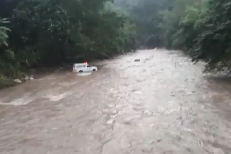 Viral Mobil Ambulans Nekat Sebrangi Sungai Saat Membawa Jenazah, Keluarga Histeris