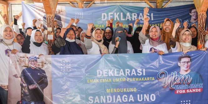
 Emak-emak pelaku UMKM di Purwakarta, Jawa Barat, mendorong Menteri Pariwisata dan Ekonomi Kreatif Sandiaga Salahuddin Uno untuk berlaga dalam gelaran Pilpres 2024.(RMOL/Bogordaily.net)