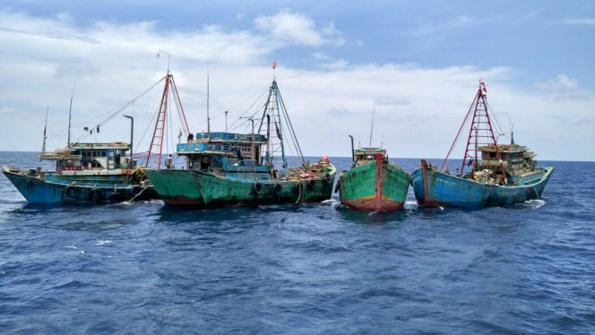 
 Polairud Baharkam Polri mengamankan Anak Buah Kapal diduga telah melakukan Ilegal Fishing di kawasan Selat Malaka, Aceh dan Sumut. (KKP News/Bogordaily.net)