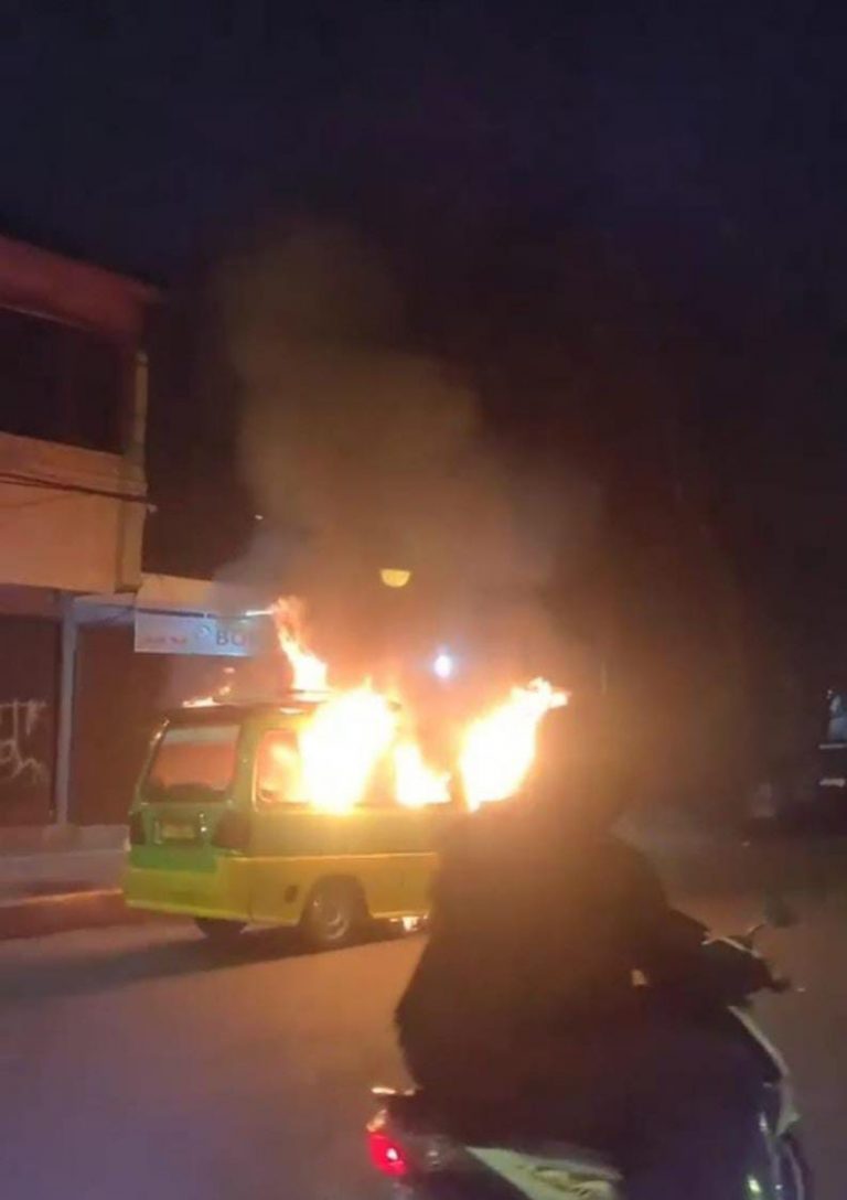 Angkot Terbakar di Jalan Otista Tugu Kujang