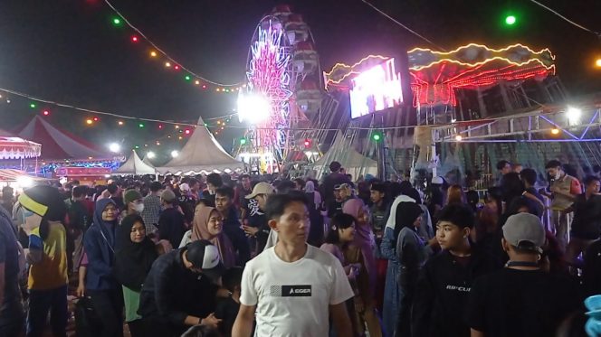 
 Pasar Malam Kota Batu Dipadati Oleh Para Pengunjung yang Ingin Naik Wahana. (Heri/Bogordaily.net)