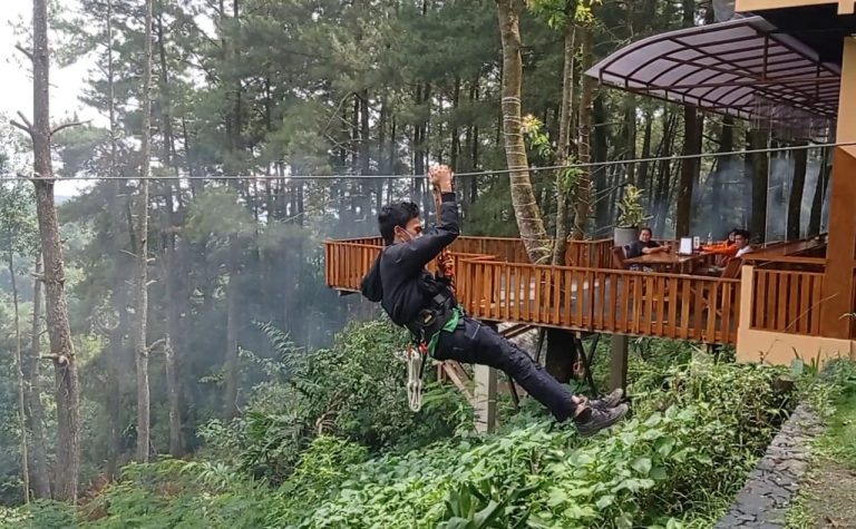 Liburan ke Bogor, Artis Teuku Arafah Uji Adrenalin di Treetop Zipline Adventure