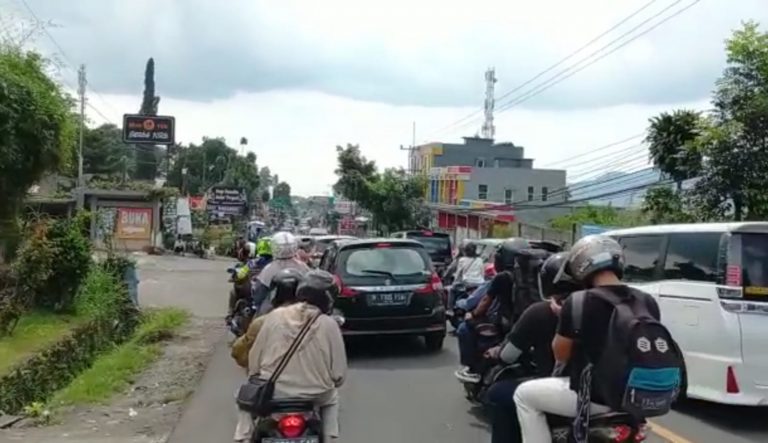 Arus Lalin Menuju Gadog Padat, Polisi Kembali Berlakukan One Way
