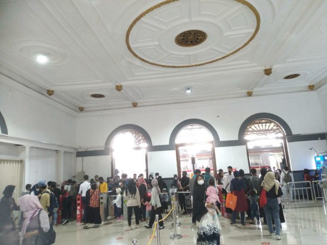 
 Penumpang commuter di Stasiun Bogor terlihat ramai Sabtu 7 Mei 2022.