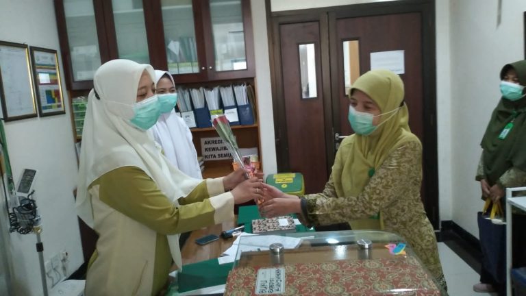 HUT ke-31, Perawat dan Pasien RS Islam Bogor Bagikan Bunga