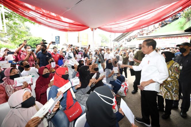
 Presiden Joko Widodo menyerahkan bantuan saat berkunjung ke Pasar Gunung Batu, Selasa 17 Mei 2022. Sebelum ke Pasar Gunung Batu, Jokowi juga membagi bantuan di Pasar Cibinong, Kabupaten Bogor.(Istimewa/Bogordaily.net) 