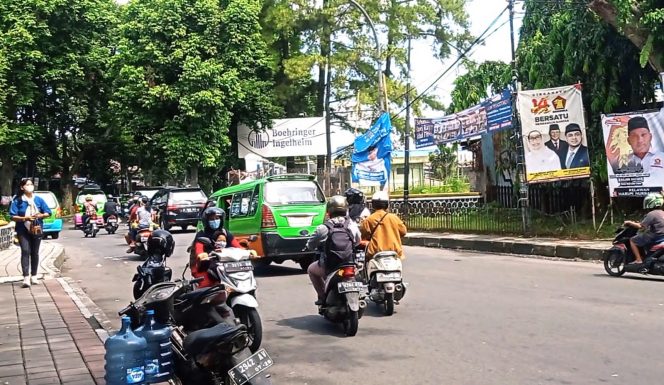 
 Pengendara motor tampak melawan arus di Lawanggintung, Kecamatan Bogor Selatan, Kota Bogor.(Heri/Bogordaily.net)