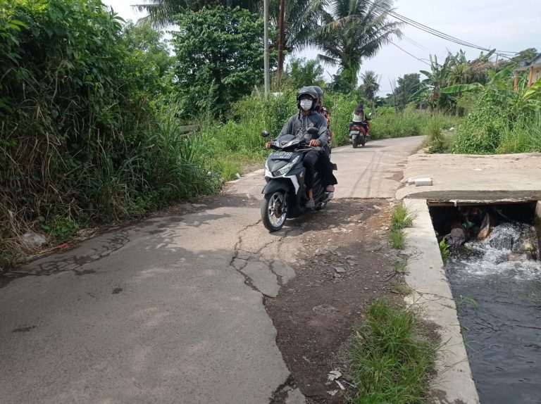 Jalan Amblas di Depan Kantor Kelurahan Cikaret Bertahun-tahun Belum Diperbaiki