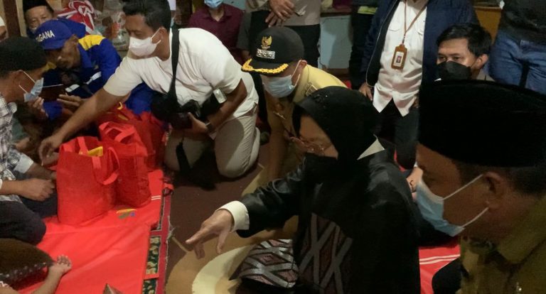 Mensos Risma Temui Keluarga Korban Longsor di Cijeruk Bogor