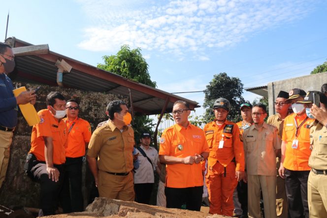 
 Plt Bupati Bogor Iwan Setiawan saat Kunjungi Langsung Lokasi Bencana Longsor di Cijeruk. (dok.kominfo/Bogordaily.net)