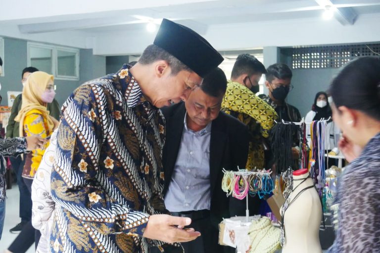 Bangkitkan Ekonomi, Pelaku UMKM Buka Bazar di SMK Citra Pariwisata Bogor