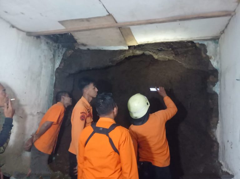 Dinding Rumah Warga di Muarasari Bogor Jebol, Dua Orang Terluka