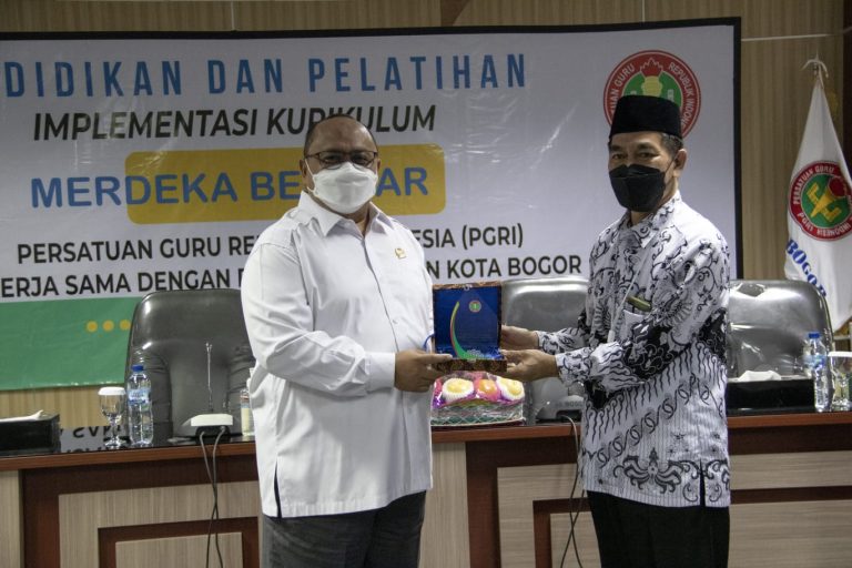 Buka Diklat PGRI, Ketua DPRD Kota Bogor Atang Trisnanto: Guru Harus Terus Menginspirasi