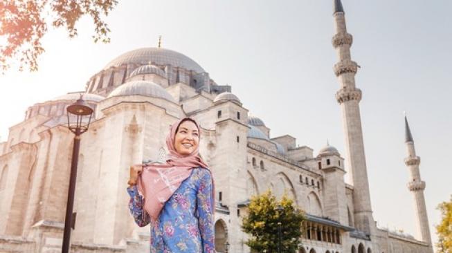 
 Ilustrasi wisatawan muslim.(Shutterstock/Suara.com/Bogordaily.net)
