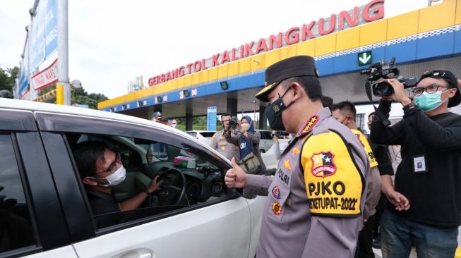 
 Kapolri Jenderal Listyo Sigit Prabowo saat meninjau arus mudik lebaran. (Dok. Polri/Suara.com/Bogordaily.net)