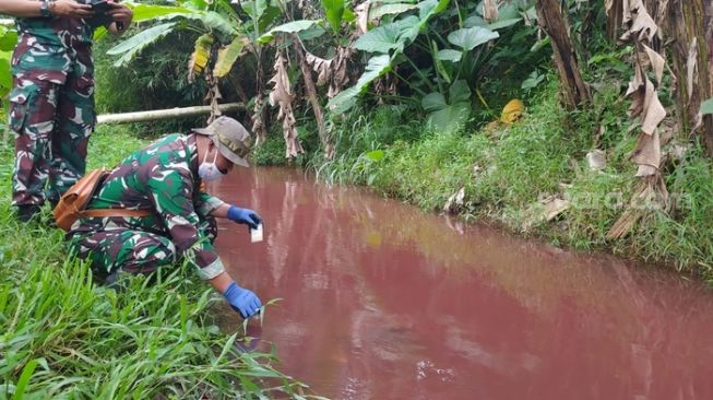 Kesaksian Warga Detik-detik Air Sungai Cimeta Berubah jadi Merah Darah