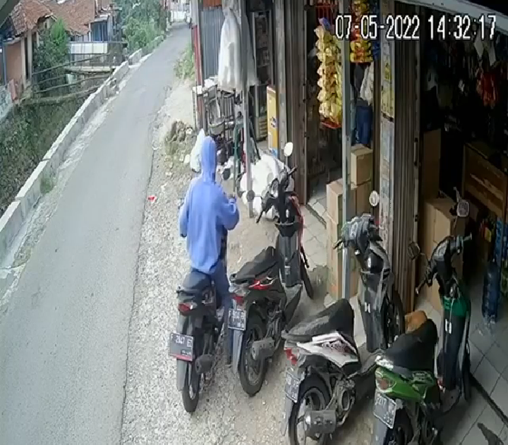 Viral! Pencurian Sepeda Motor di Bogor Terekam CCTV, Pelakunya Bersweter Biru