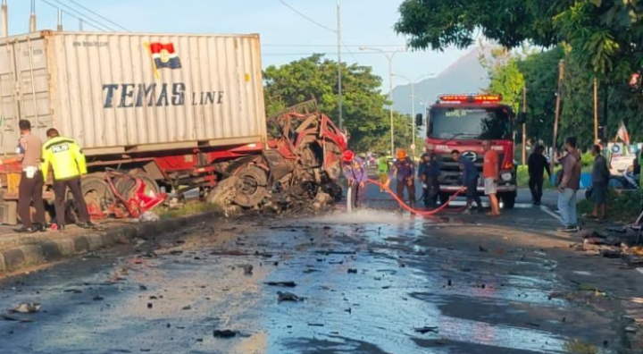 Tragis! Video Tabrak Truk Vs Truk di Jalan Solo-Semarang Ringsek, Dua Tewas