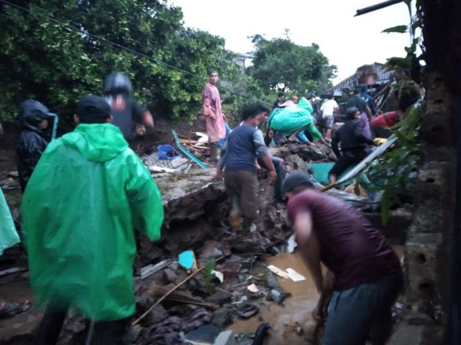 
 Badan Penanggulangan Bencana Daerah (BPBD) bertindak cepat lakukan evakuasi dan langkah-langkah tanggap darurat longsor di Cijeruk. (Pemkab.bogor/Bogordaily.net)