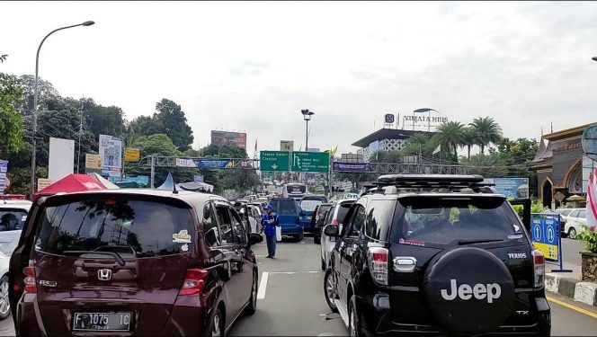 
 Kepadatan arus lalu lintas di Jalur Gadog - Puncak. (Ibnu/Bogordaily.net)