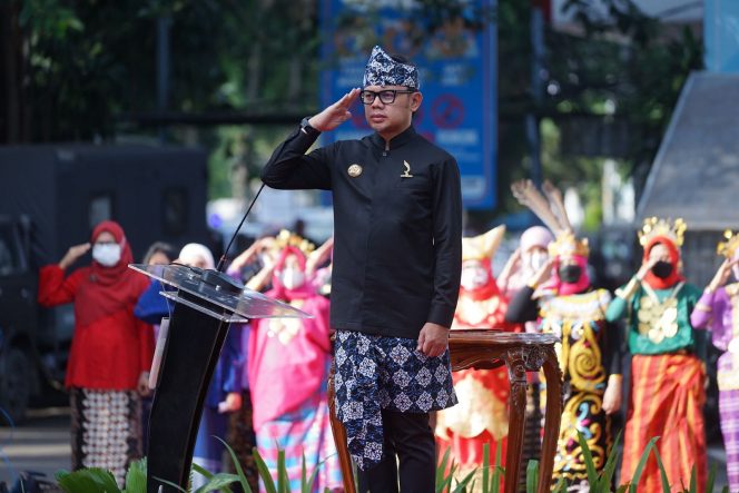 
 Wali Kota Bogor, Bima Arya jadi inspektur upacara dalam rangka Hari Pendidikan Nasional (Hardiknas) Tahun 2022 di Plaza Balai Kota Bogor, Jumat 13 Mei 2022.(Pemkot.bogor/Bogordaily.net)