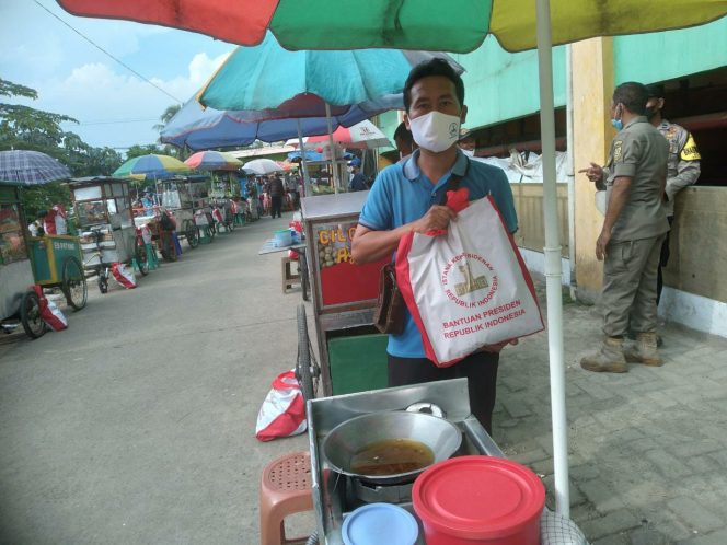 
 Para pedagang kaki lima di Pasar Cibinong penerima bantuan dari Presiden Jokowi, Selasa 17 Mei 2022.(Albin/Bogordaily.net)