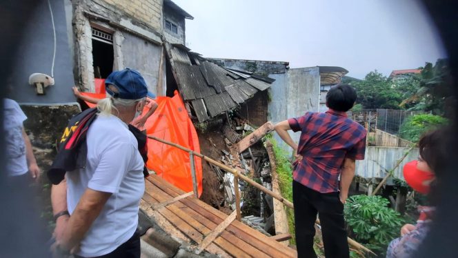 
 Rumah Warga di Komplek Wartawan Ujung Cipaku Indah Rusak Berat Usai Diterjang Hujan, Rabu sore, 18 Mei 2022. (Istimewa/Bogordaily.net)