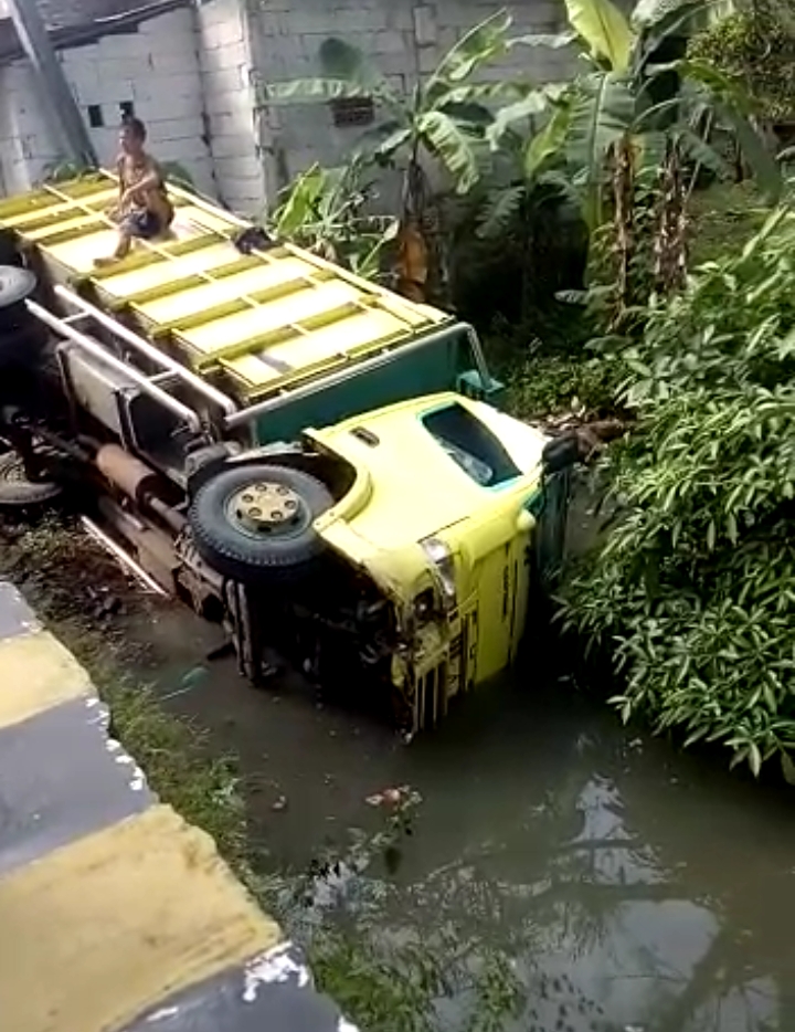 Truk Oleng Hingga Terperosok ke Aliran Irigasi