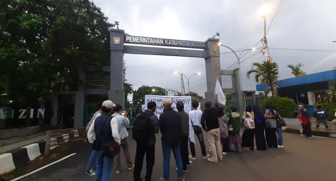 
 Forum Mahasiswa Bogor Lakukan Aksi Demo di Depan Kantor Pemkab Bogor, Jumat 20 Mei 2022. (Irfan/Bogordaily.net)