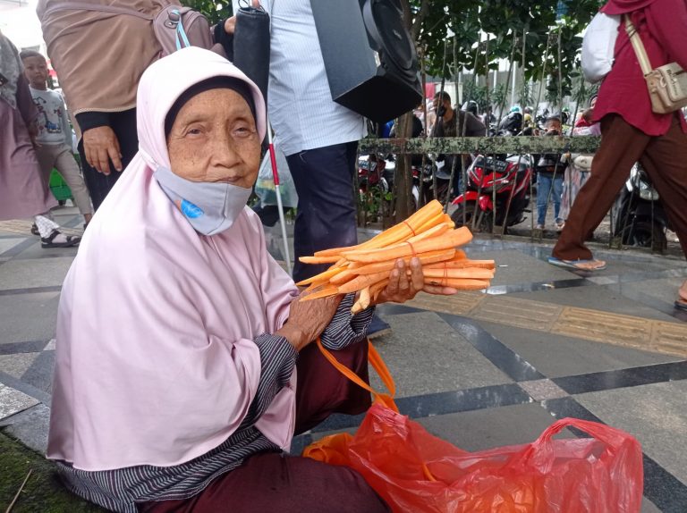 Sosok Nenek Suhana, Puluhan Tahun Berjualan Wortel untuk Makanan Uncal di Istana Bogor