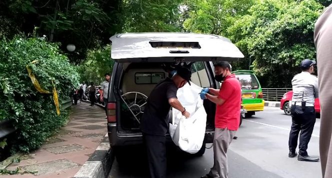 
 Petugas Kepolisian dan Warga Sekitar saat Mengevakuasi mayat yang ditemukan di Sempur Bogor (Anggita/Bogordaily.net)