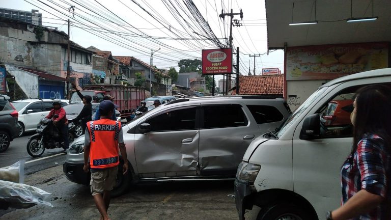 Bruk! Sebuah Mobil Menyeruduk Mobil yang Melintas, Pengemudi Belum Mahir Nyetir