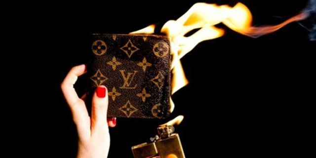 Dari Pada Beri Diskon, Louis Vuitton Lebih Memilih Membakar Barang yang Tak Laku