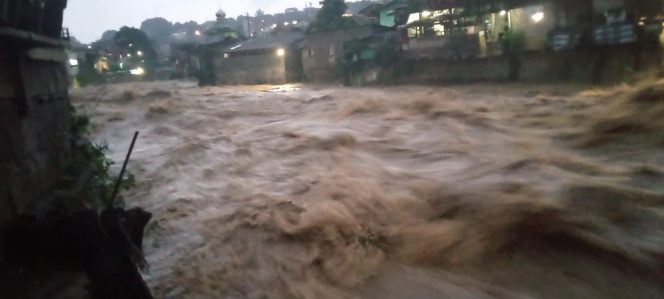 
 Air di Sungai Ciliwung Nampak Deras. (istimewa/Bogordaily.net)