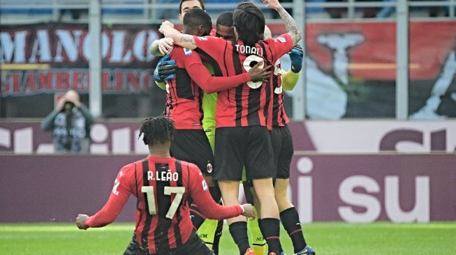 Hajar Verona 3-1, Milan Gusur Inter dari Puncak Klasemen