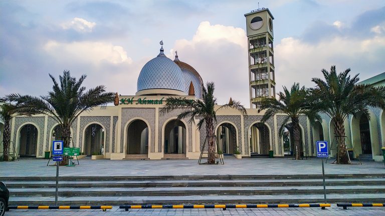 Punya Kolam Terapi Ikan, Masjid KH Ahmad Dahlan Gresik Bikin Betah Berkunjung